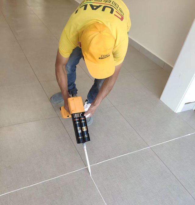 瓷磚縫劑施工，專業(yè)的美縫師傅施工